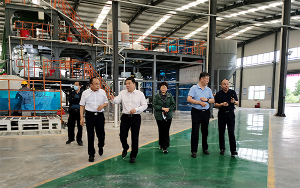 省工信廳廳長朱鳴到武陟生產(chǎn)基地調(diào)研